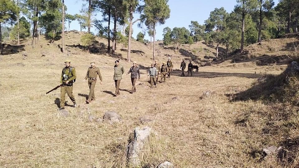 The government handed over weapons to the forest guards in Rajori to fight terrorism