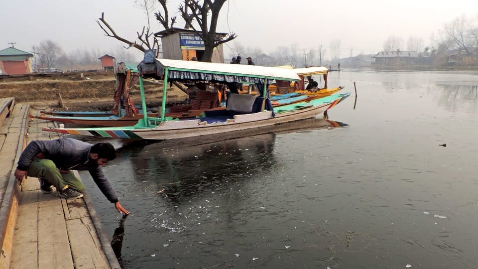 Weather : Dal Lake in Srinagar and water in pipelines of Himachal frozen.
