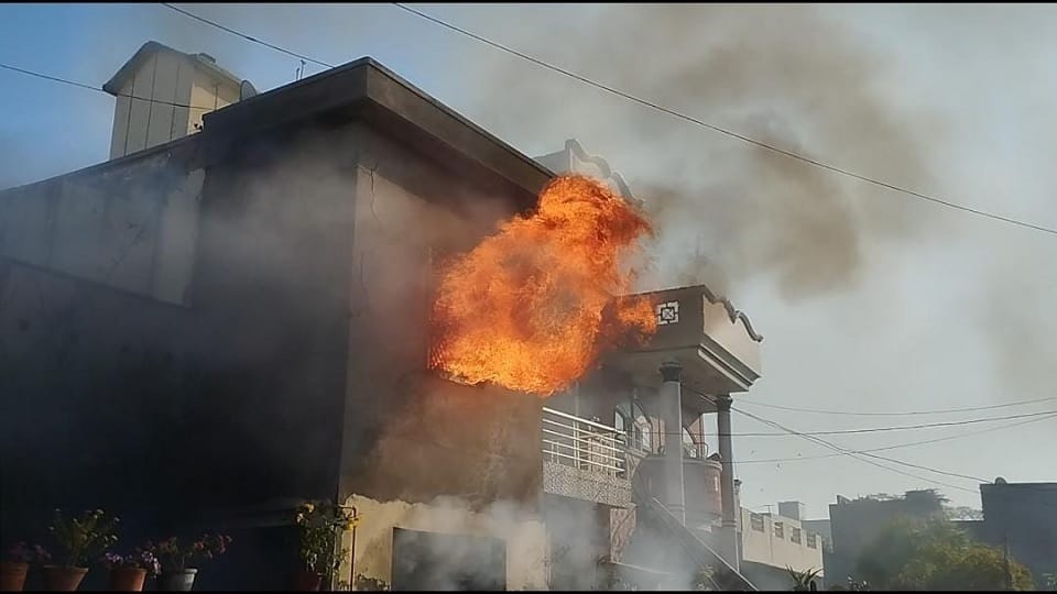 Massive fire broke out in house in Ram Nagar of Ambala, several small explosions, fear of firecrackers burning