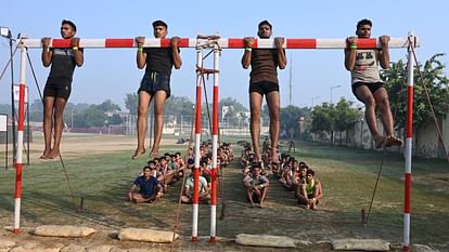 Candidates appeared in examination demonstrating physical skills to become Agniveer in Agra