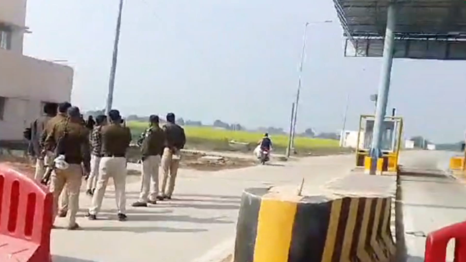 भिंड में टोल पर हमले की सूचना मिलने पर पहुंची पुलिस।