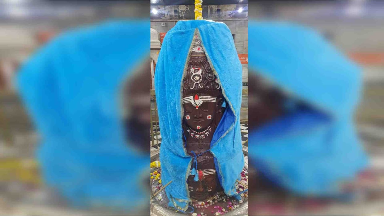 Mandsaur: Lord Pashupatinath was covered with a blanket as the cold increased.