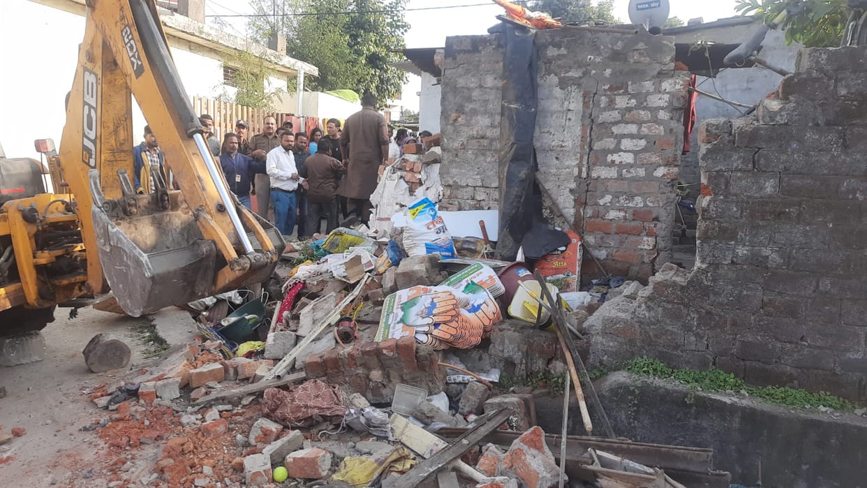 Bhopal news: CM Mohan in action mode, bulldozer runs on the house of Farooq who cut off the hand of BJP leader