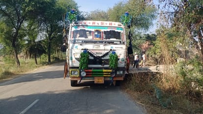 secretary of cooperative society dies due to collision with dumper in Budaun