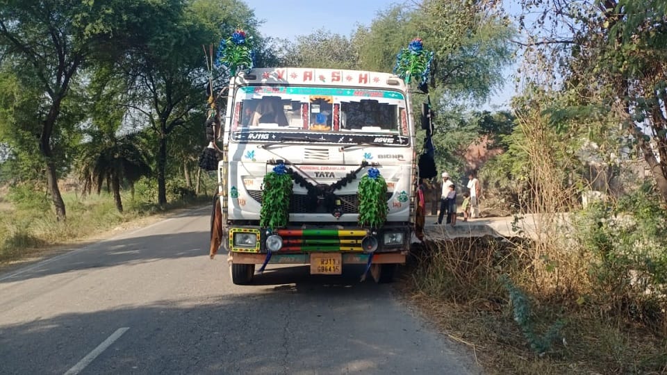 secretary of cooperative society dies due to collision with dumper in Budaun