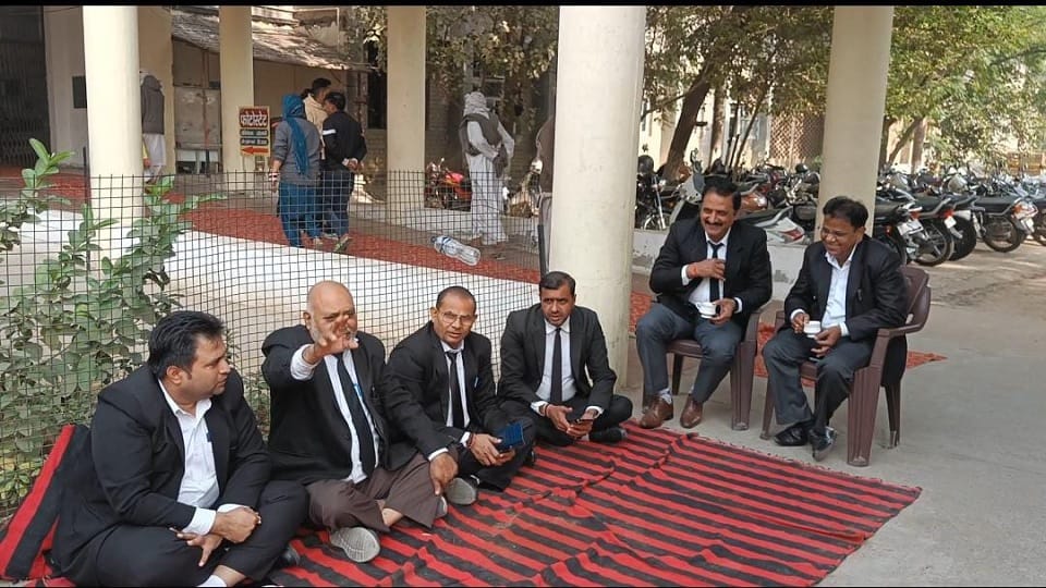 Lawyers staged a protest regarding inauguration of new chambers in Fatehabad