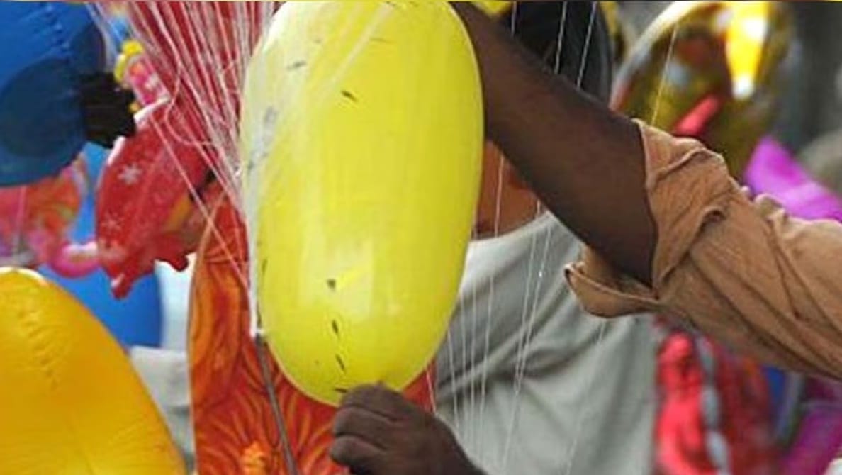 Balloon stuck in girls neck, death due to suffocation, accident happened while inflating, mother said Give bac