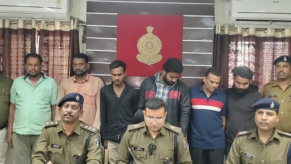 Police arrested six accused of vehicle theft in korba