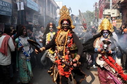Kashi Vishwanath: बाबा की चौखट से गंगा द्वार तक जले 15 हजार दीप, लोकार्पण उत्सव पर लाखों भक्तों ने किए दर्शन Kashi Vishwanath Dham Corridor illuminated with lamps on inauguration festival