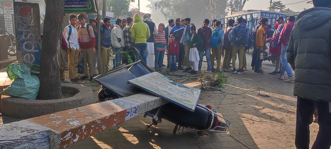Muzaffarnagar: Pillar falls due to collision with overloaded truck, student dies after being hit