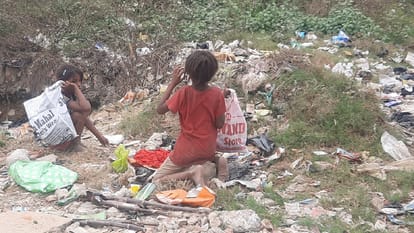 कूड़े के ढेर से रोटी का इंतजाम: शहर में कबाड़ बटोरकर परिवार चला रहे मासूम, कचरे में बीत रहा बचपन story of struggle of children who support families by collecting junk from garbage in Azamgarh