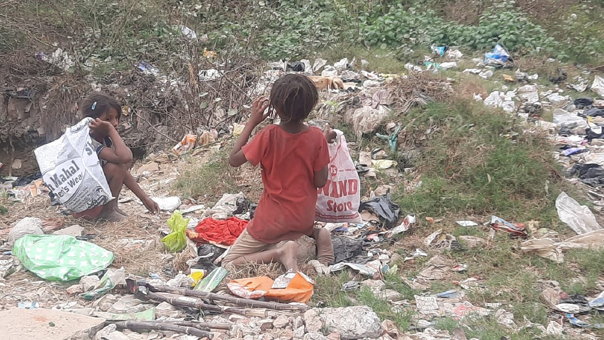 story of struggle of children who support families by collecting junk from garbage in Azamgarh