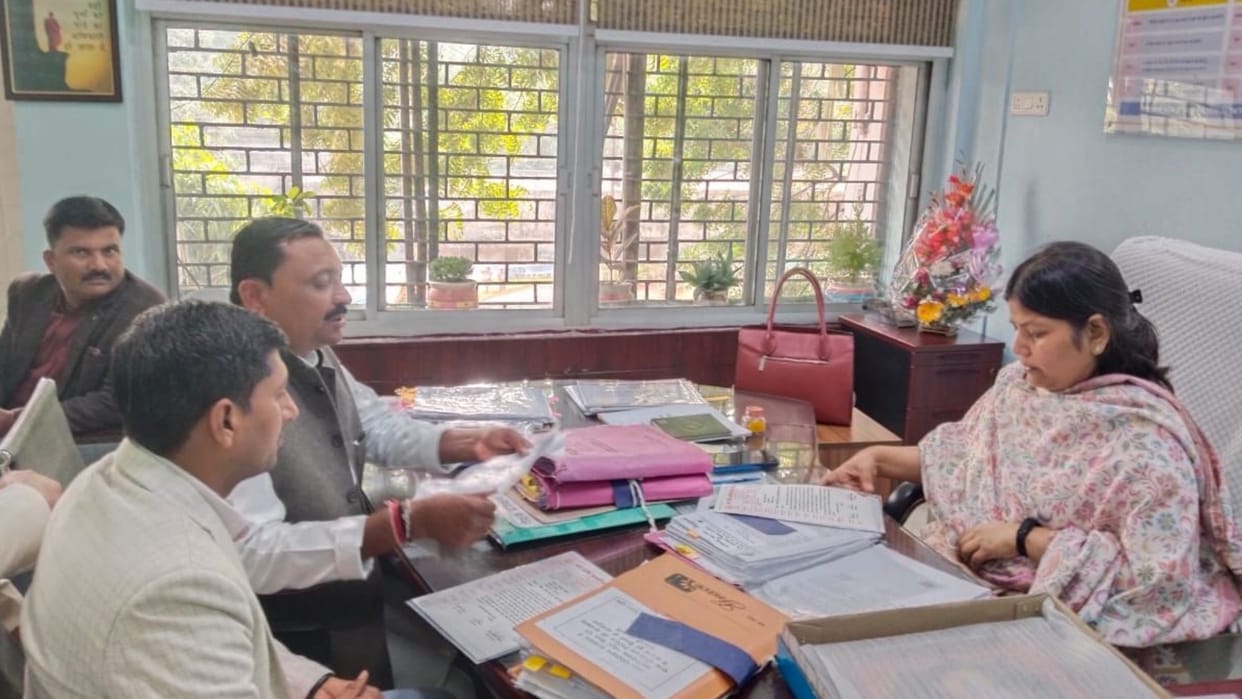 People of shikshamitra sangh meet to mahanideshak school shiksha.