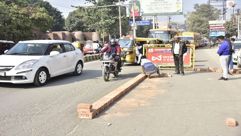 Moradabad: Construction of culvert on Kanth Road has not started, scuffle between PWD and traffic police