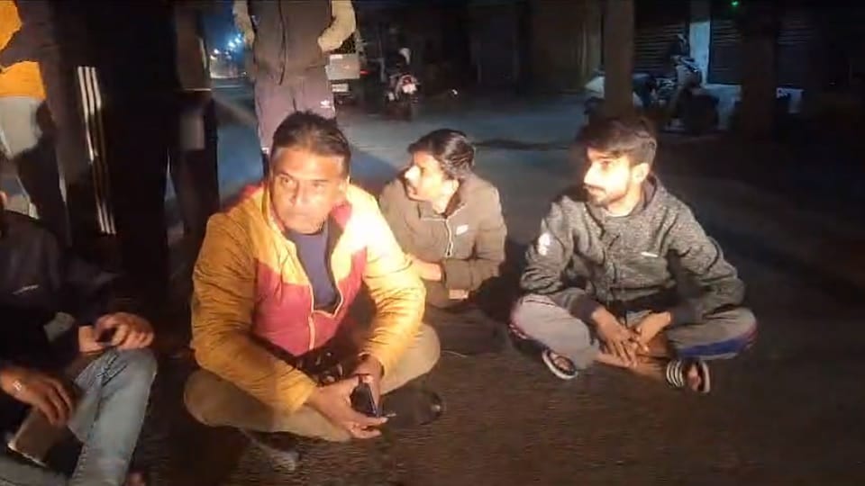 High voltage drama in Fatehabad, councilors including Deputy Prime Minister sat on strike at Dharamshala Road