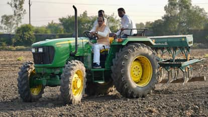 MP News: Mama's different style, former CM was seen sowing gram by plowing the field with a tractor