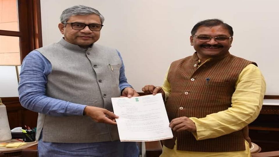 MP Santosh Pandey met Railway Minister Ashwani Vaishnav in Rajnandgaon