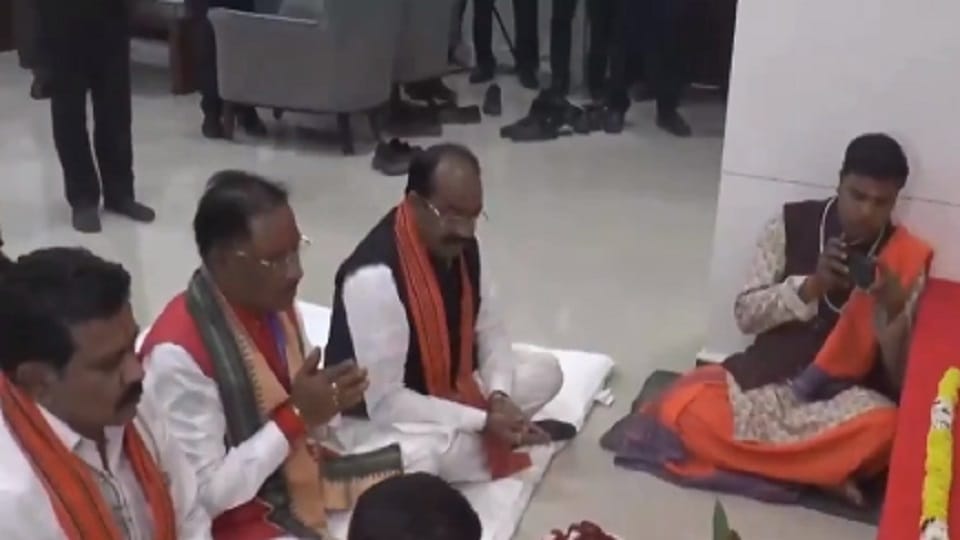 CM Vishnudev Sai, Deputy CM Arun Sao and Vijay Sharma worshiped Mahanadi Bhawan