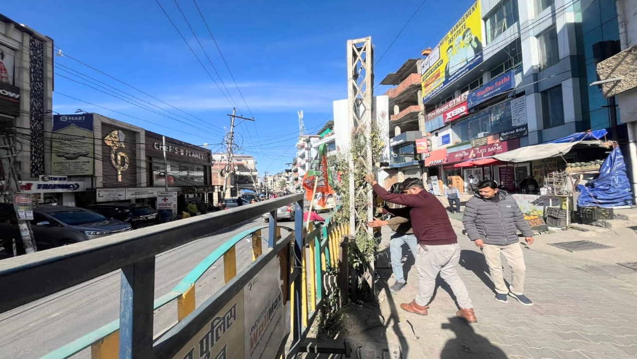 Administration's action against encroachment continues, illegal boards and parking removed