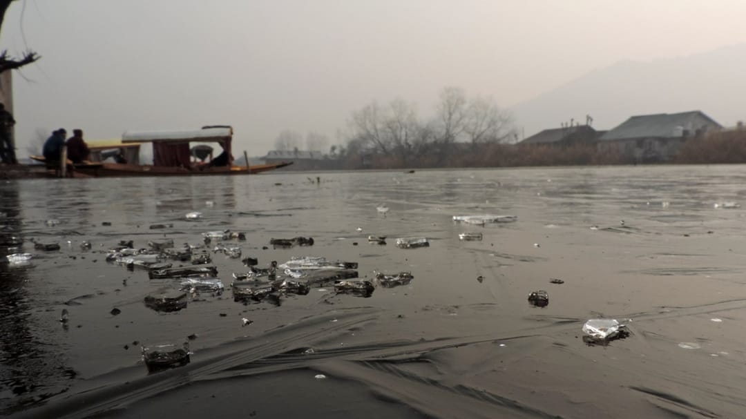 Jammu Kashmir Weather: Severe cold before Chille Kalan water of Dal Lake starts freezing