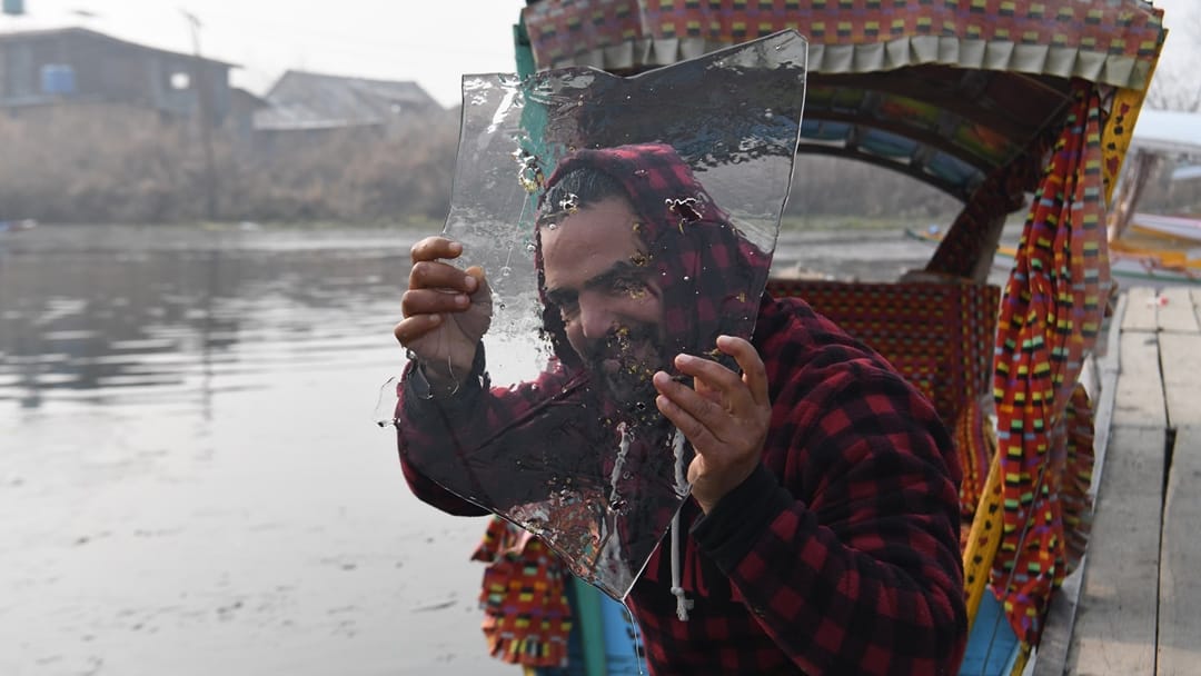 Jammu Kashmir Weather: Severe cold before Chille Kalan water of Dal Lake starts freezing