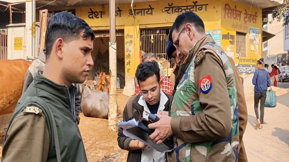Robbery in broad daylight in Agra Bike riders taunted grocery shopkeeper with gun looted Activa and escaped