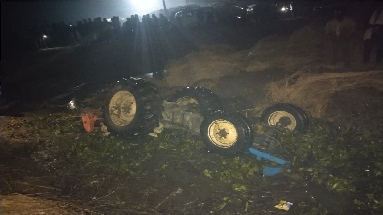 Bihar News: Road accident in Madhepura, two dead; Tractor overturned in water filled pit