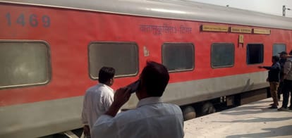 Bihar News : पवन एक्सप्रेस के एसी कोच में अचानक लगी आग, यात्रियों में दहशत; इस स्टेशन पर खड़ी थी ट्रेन Bihar News: A sudden fire broke out in the AC coach of Pawan Express, train was standing at Jaynagar station