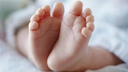 Mainpuri: बाइक ने मारी टक्कर... तो मां की गोद से छिटक सड़क पर गिरा मासूम, टूट गई सांसों की डोर; चीख पड़े परिजन innocent died In Mainpuri after being thrown from his mother lap and falling on road due to bike collision
