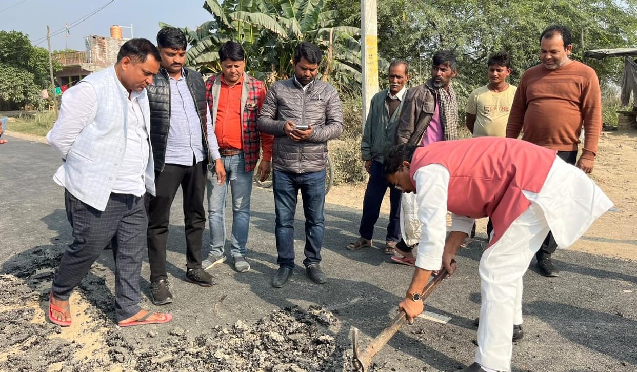MLA got upset after seeing the quality-less road in Fatehpur, reprimanded the junior engineer