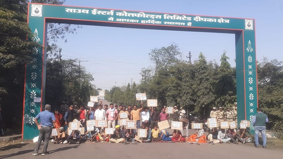 Land displaced people in Korba raised slogans against SECL in korba