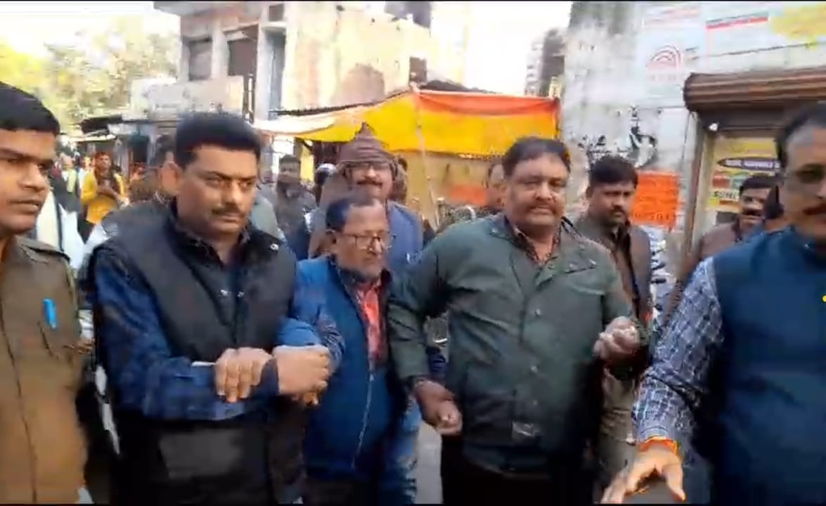 Lucknow News: Revenue inspector and assistant caught red handed taking bribe from farmer
