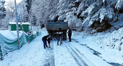 Uttarakhand Chamoli Weather Tourists trapped due to frost on Auli road BRO deployed laborers to remove snow