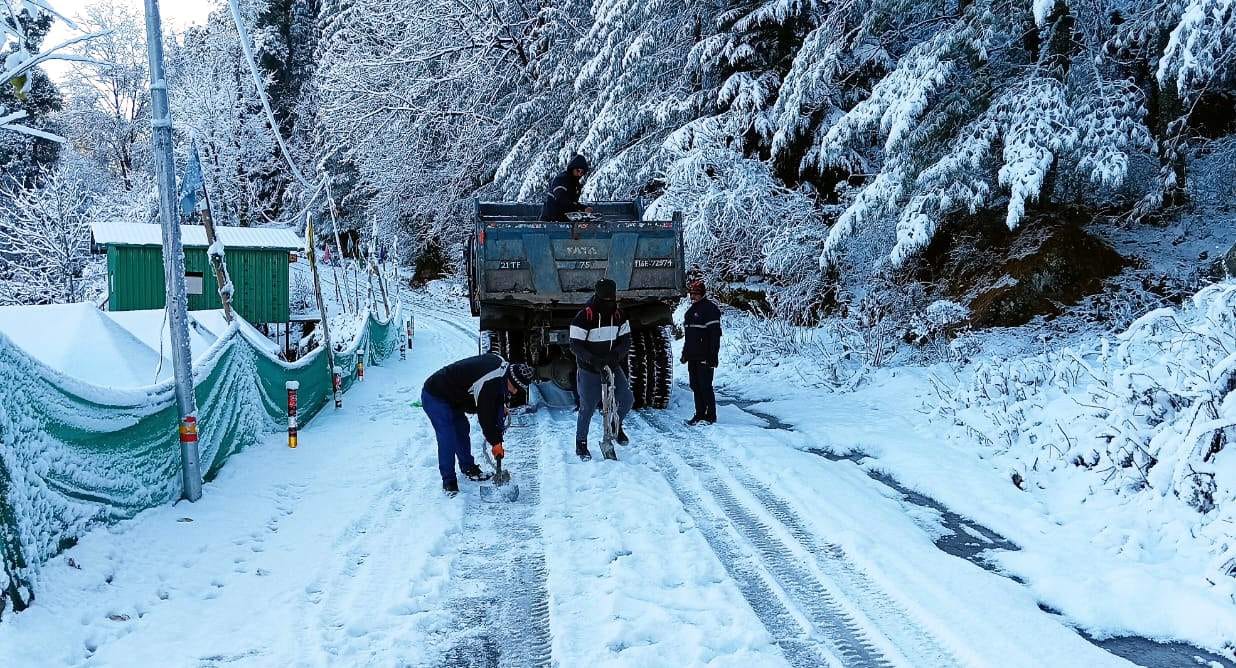 Uttarakhand Chamoli Weather Tourists trapped due to frost on Auli road BRO deployed laborers to remove snow
