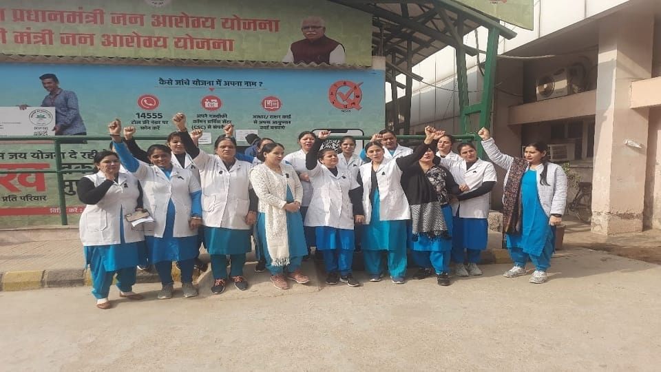 Nursing officers wore black badges in Sonipat, expressed anger against government regarding pending demands