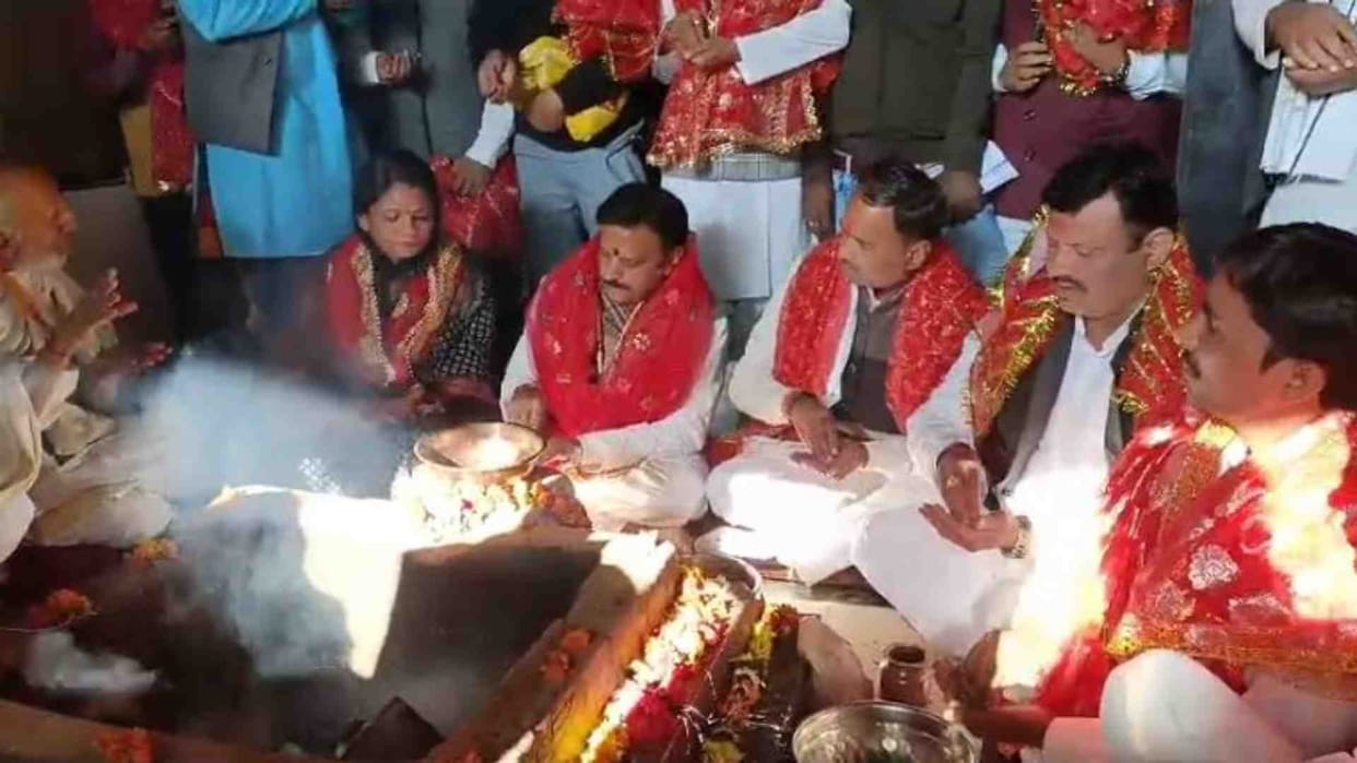 Deputy Chief Minister Rajendra Shukla arrived with his religious wife to have darshan of Mother Sharda.