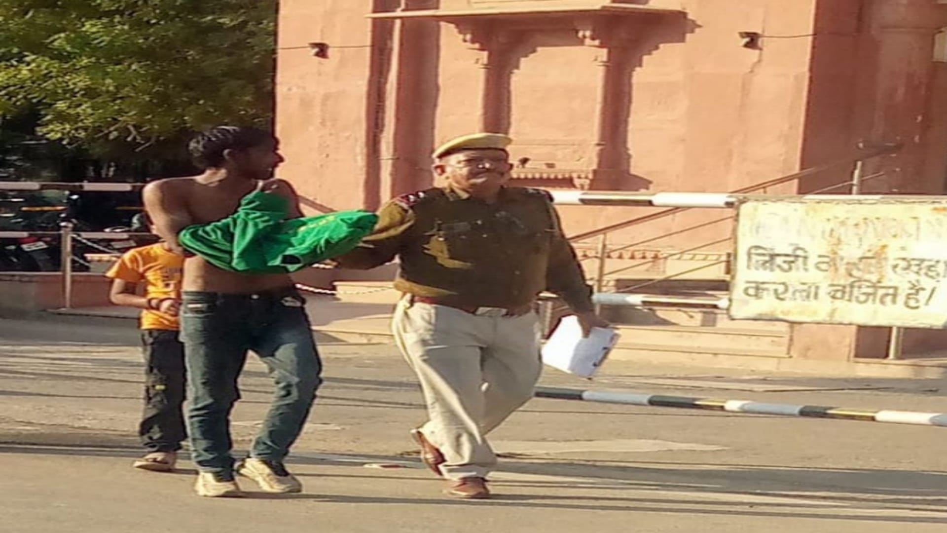 पकड़ा गया युवक