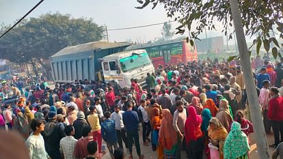 Bareilly News: स्कूल जा रहे कक्षा एक के छात्र को डंपर ने कुचला... मौत; बाइक सवार तीन लोग घायल six year old student dies after being crushed by dumper in Bareilly