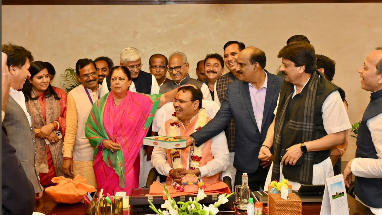 Bhajan Lal reached the Secretariat after taking oath, took charge in the presence of all the big leaders of th
