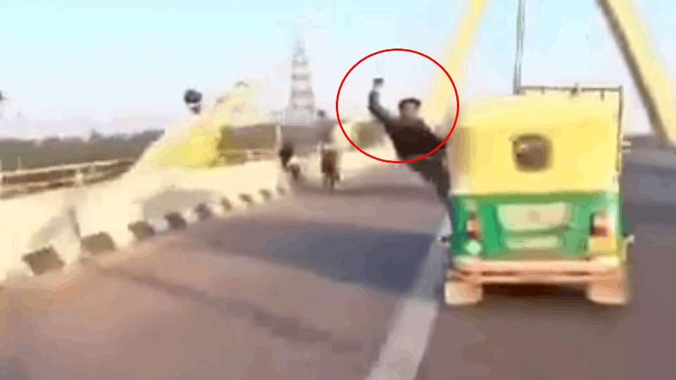 32 thousand rs challan has been issued for stunting auto on Signature Bridge in delhi
