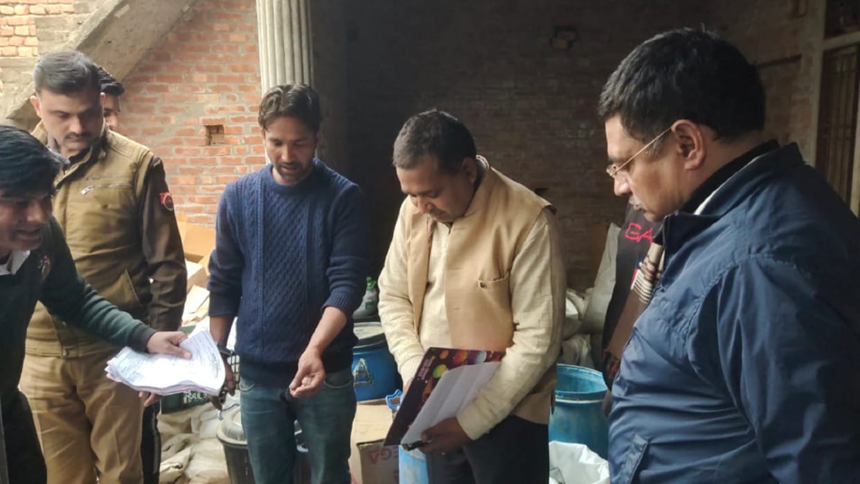 Illegal cosmetic factory exposed in Saharanpur and team seizes goods of lakhs