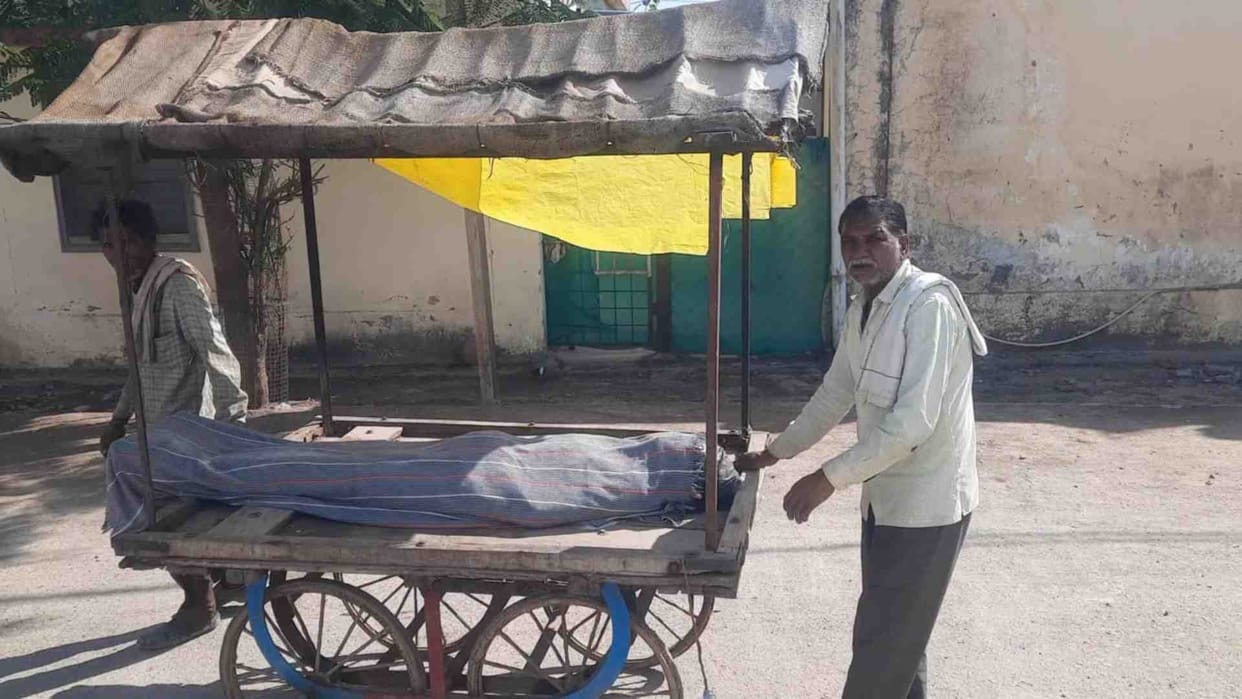 Family members did not find vehicle for dead body in Hata Civil Hospital