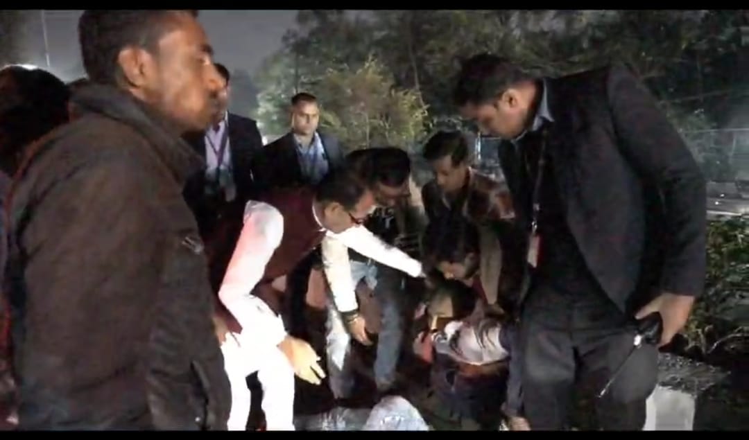 MP News: Shivraj stopped the convoy of the bike driver who fell after hitting the divider and took him to the