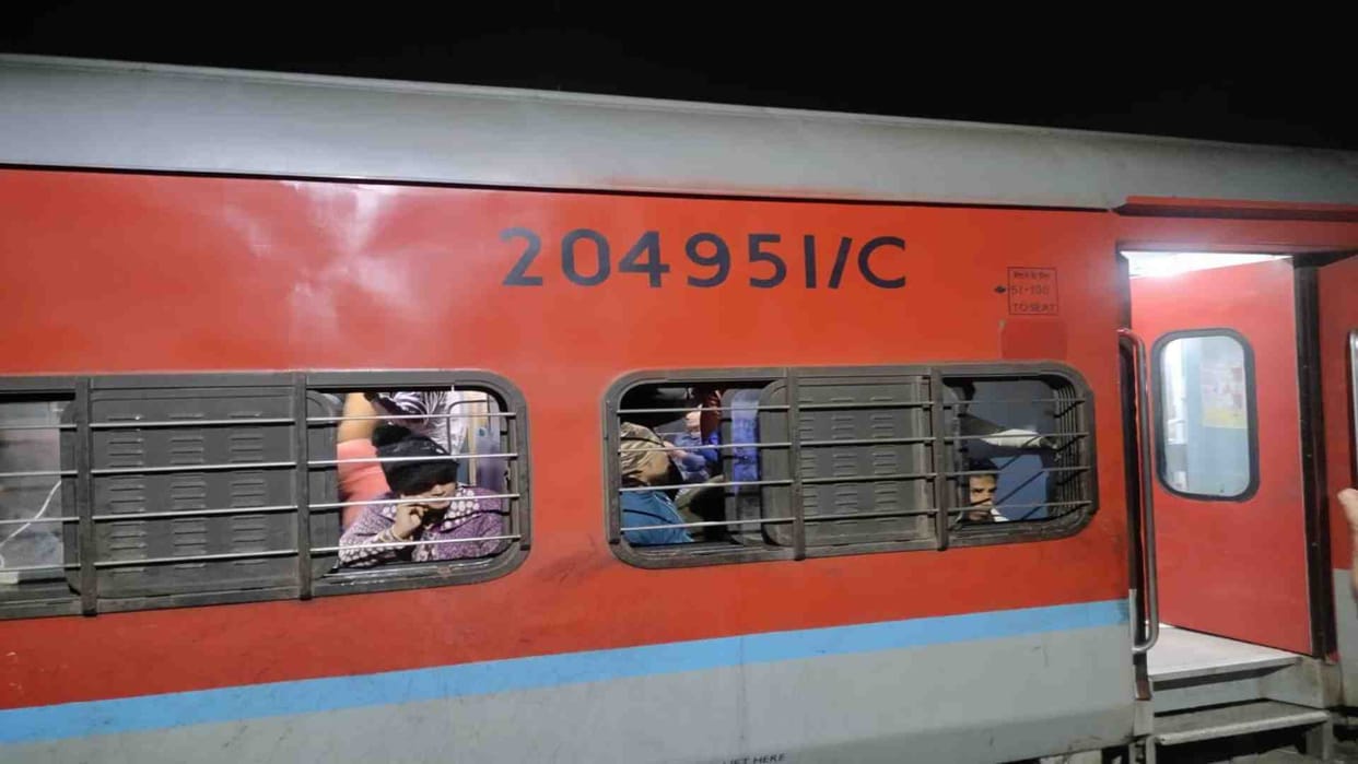 Woman commits suicide by hanging herself in the toilet of Gondwana Express train