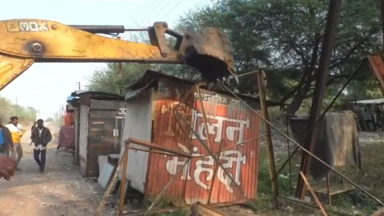 Effect of CM's order: JCB ran on shops selling meat in open in Ujjain, bulldozer also ran in Bhopal