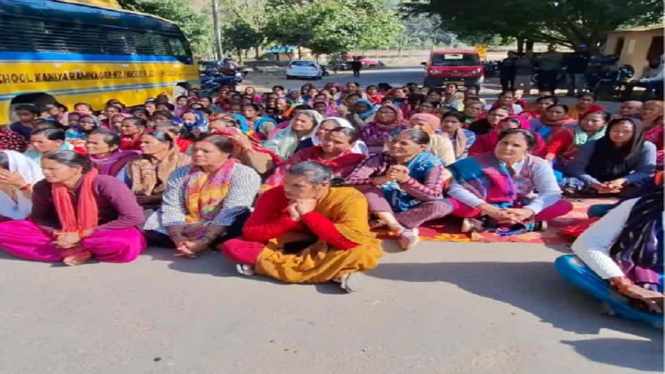 Villagers protest against forest department in Ramnagar