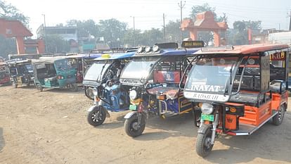 E-rickshaw drivers demonstrated against challans