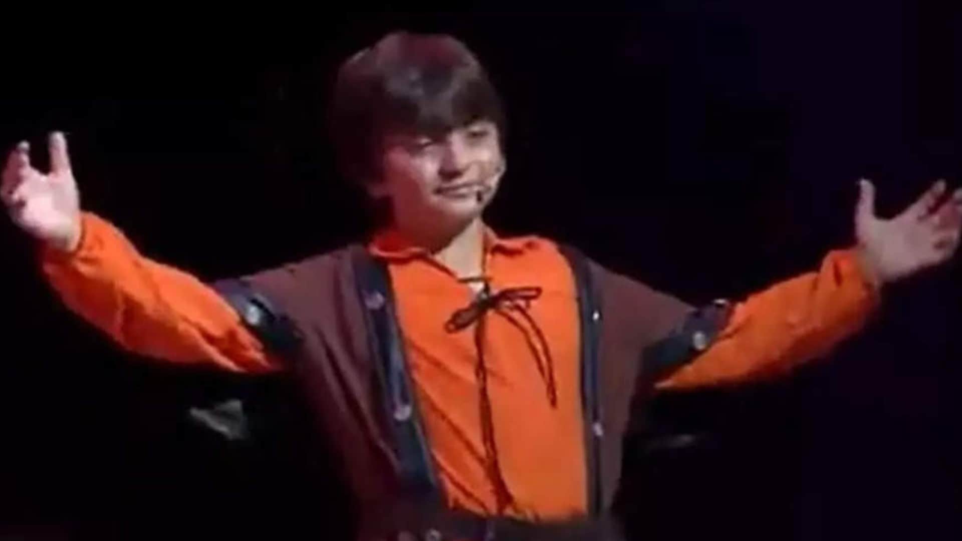 abram khan perform shahrukh khan signature pose on dhirubhai ambani international school annual day function