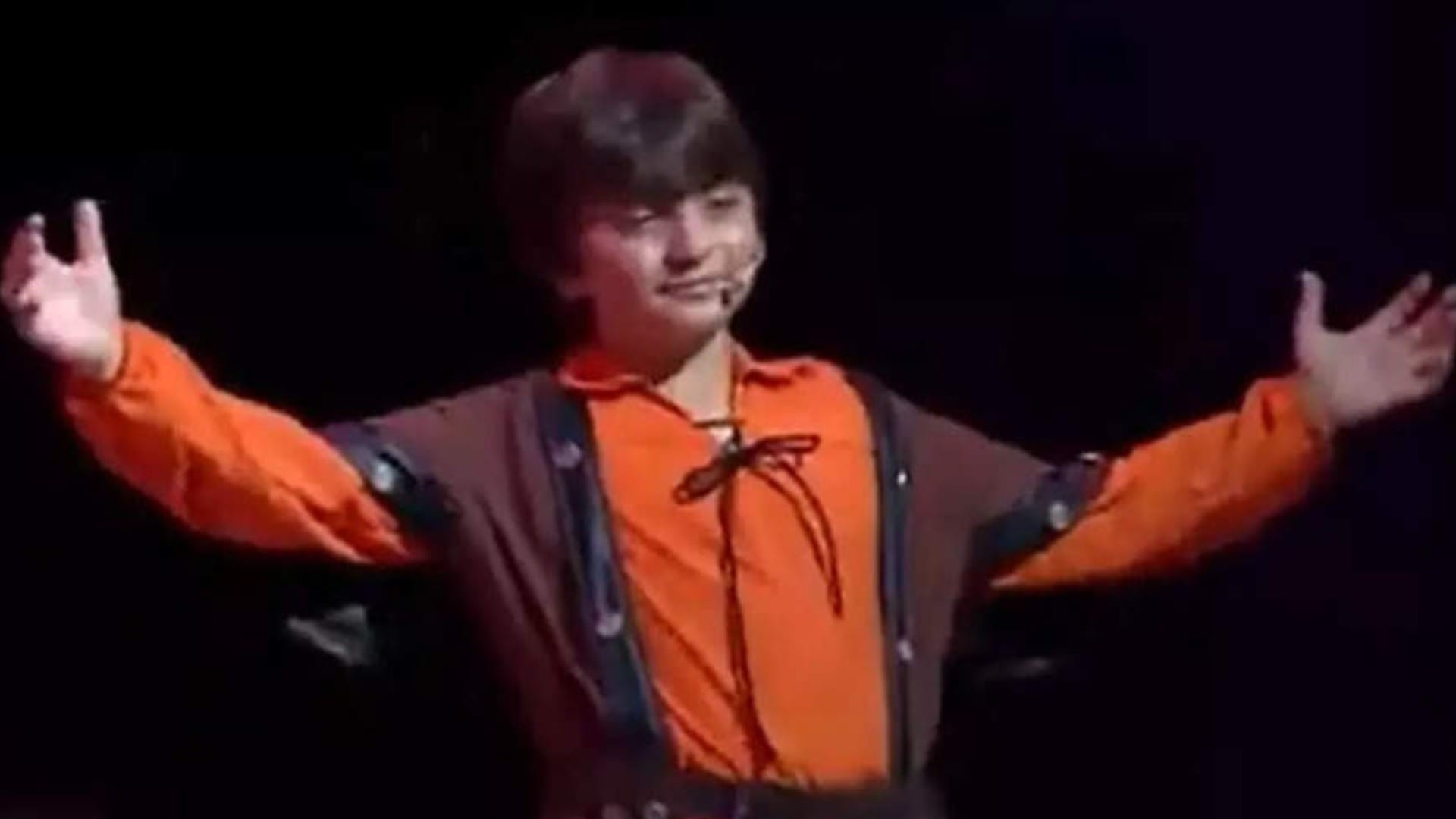 abram khan perform shahrukh khan signature pose on dhirubhai ambani international school annual day function