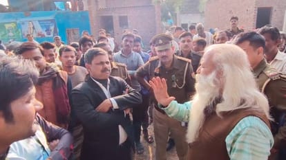 Agra: शव दफनाने को लेकर दो समुदाय के लोग आमने-सामने, घंटों हुआ हंगामा... फिर पहुंचे एसडीएम और इस तरह निकाला हल altercation between people of two communities regarding burial of dead body in Agra